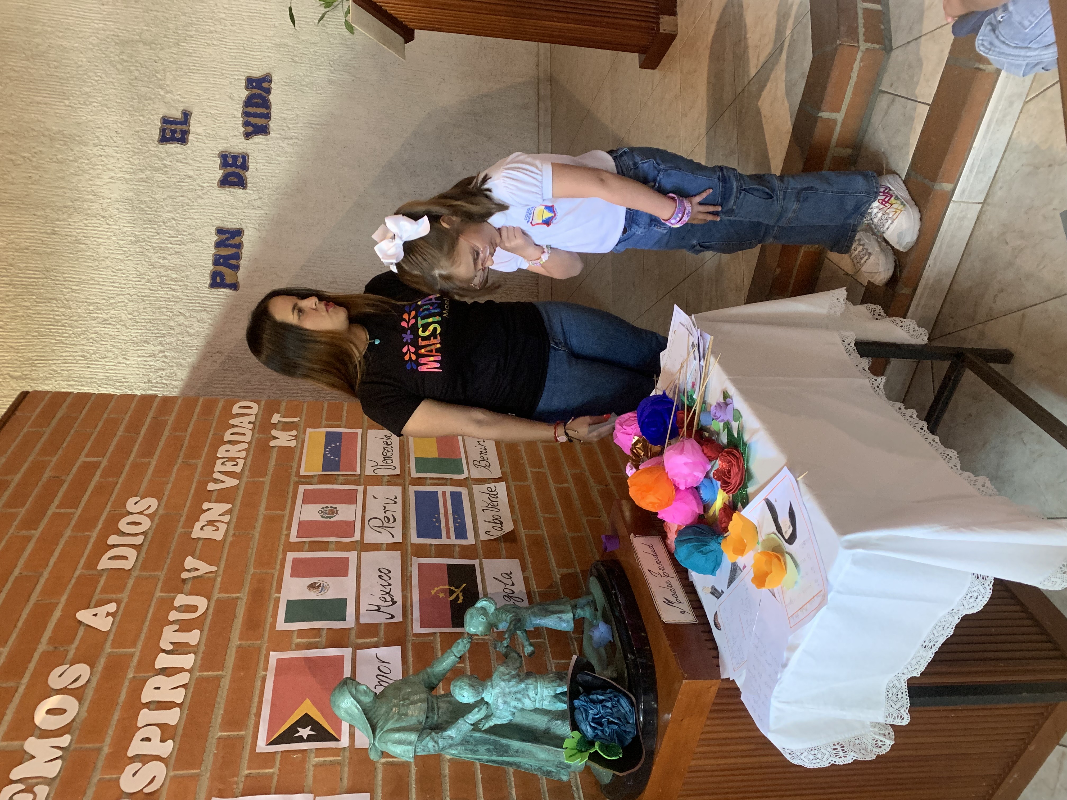 Una flor y un poema para Madre Trinidad