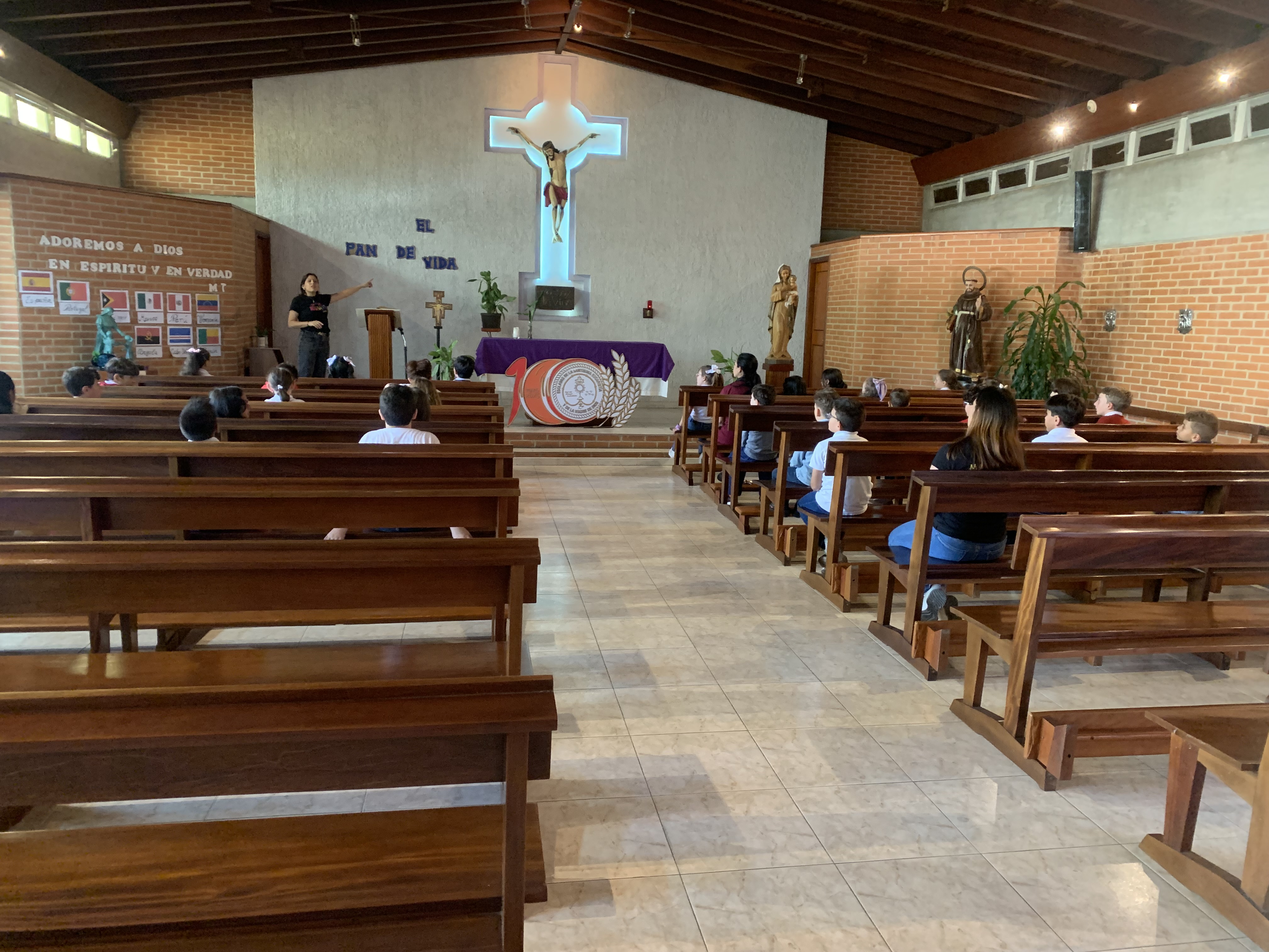 Una flor y un poema para Madre Trinidad