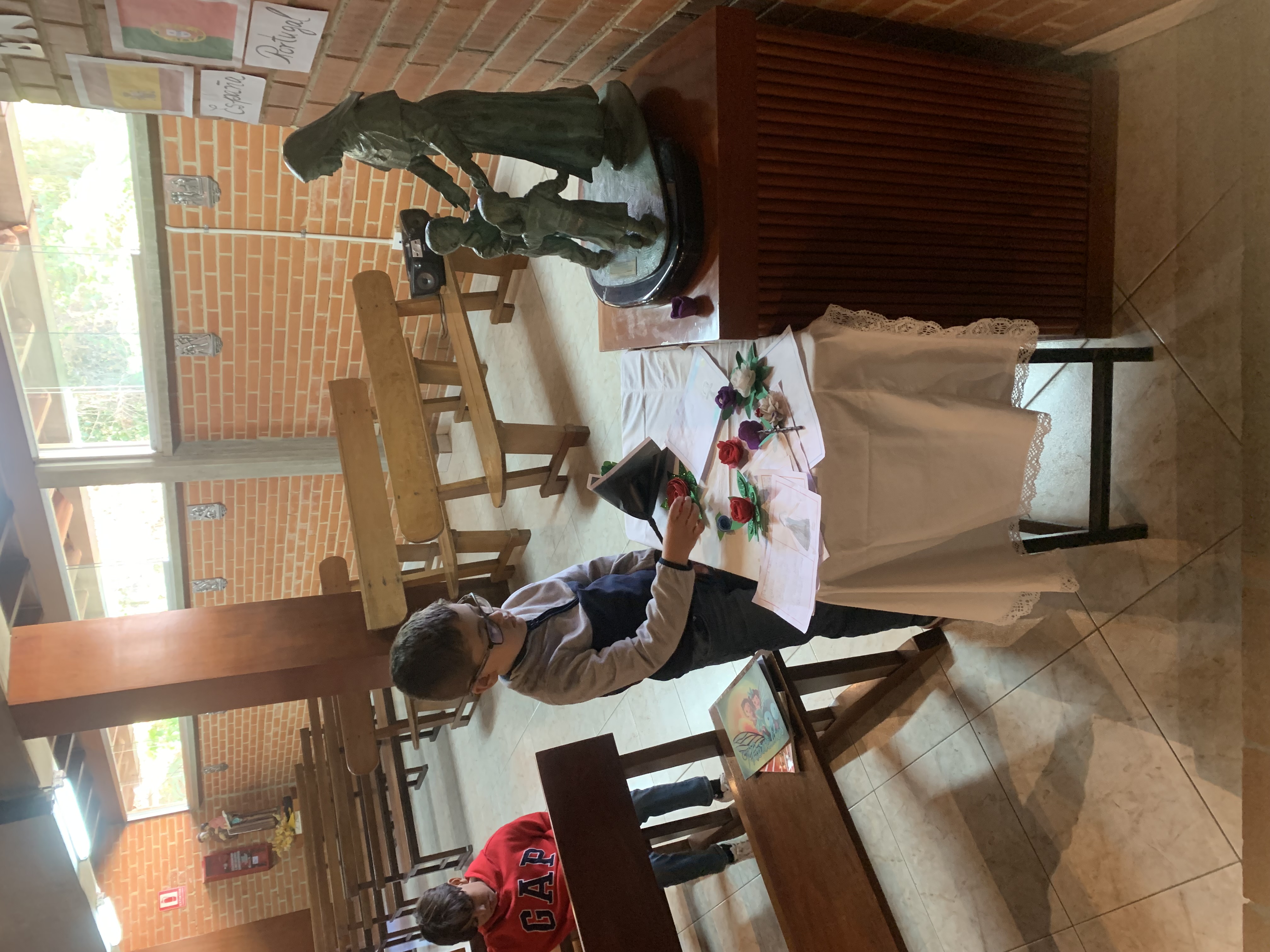 Una flor y un poema para Madre Trinidad