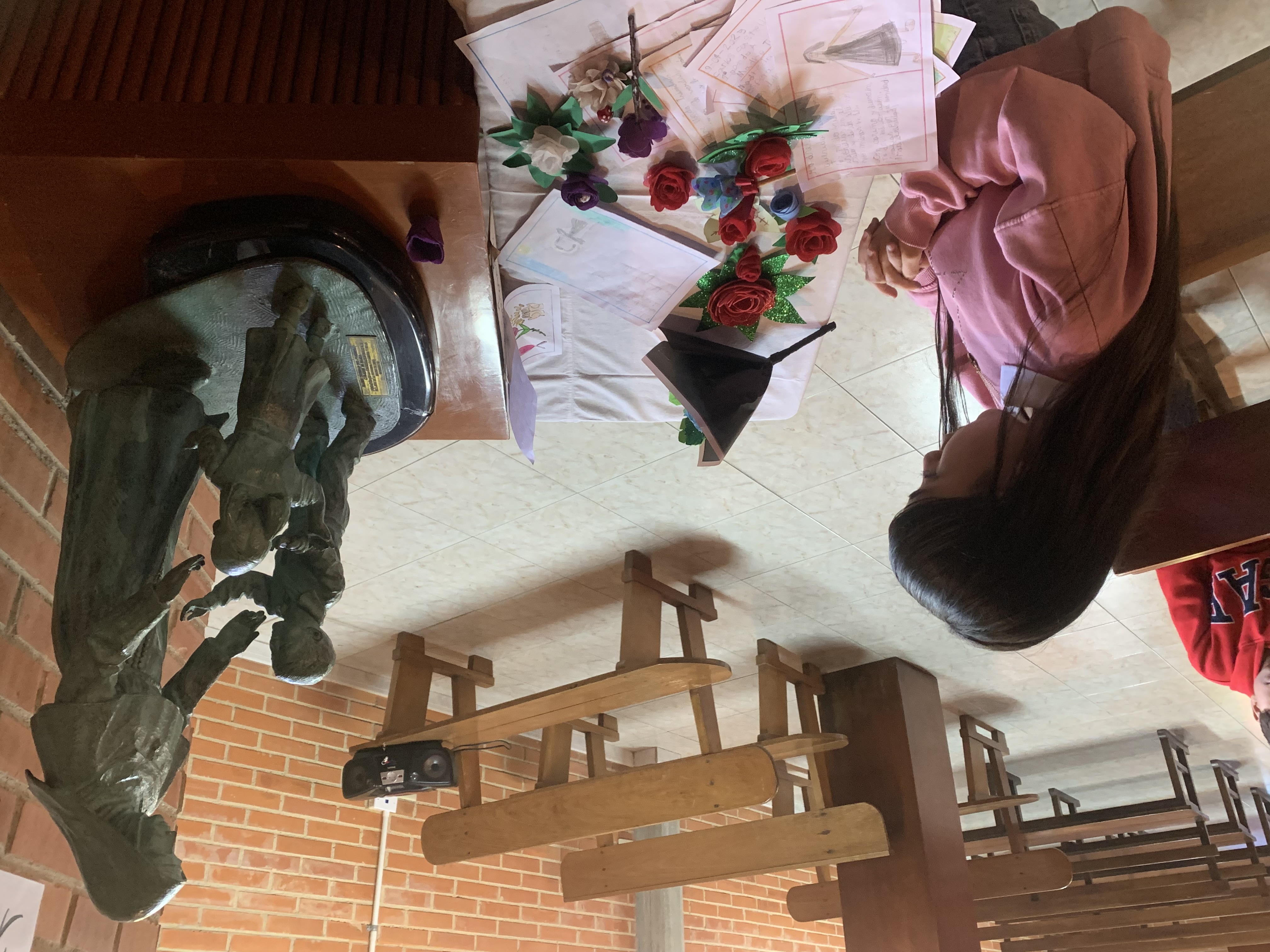 Una flor y un poema para Madre Trinidad