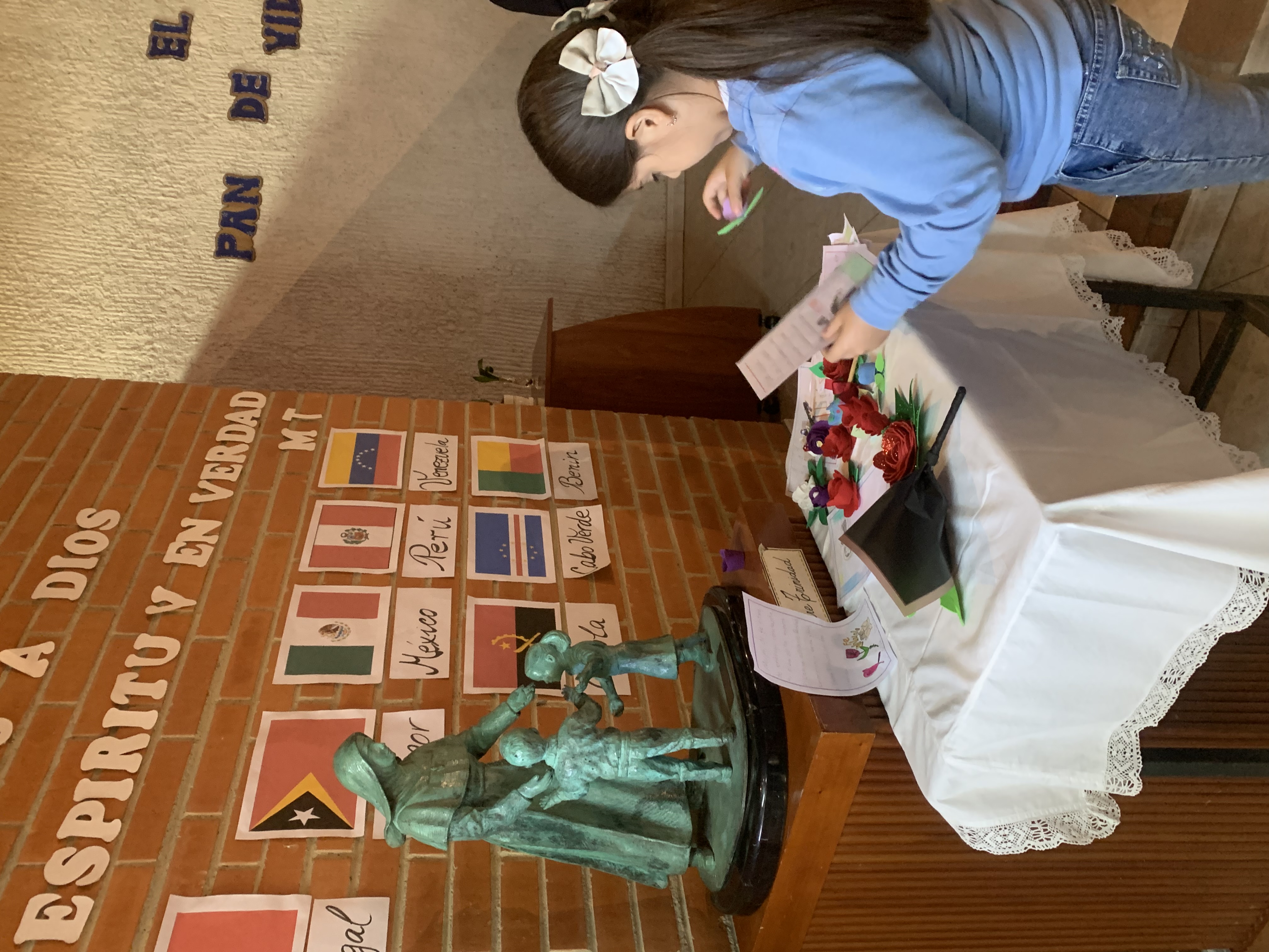 Una flor y un poema para Madre Trinidad