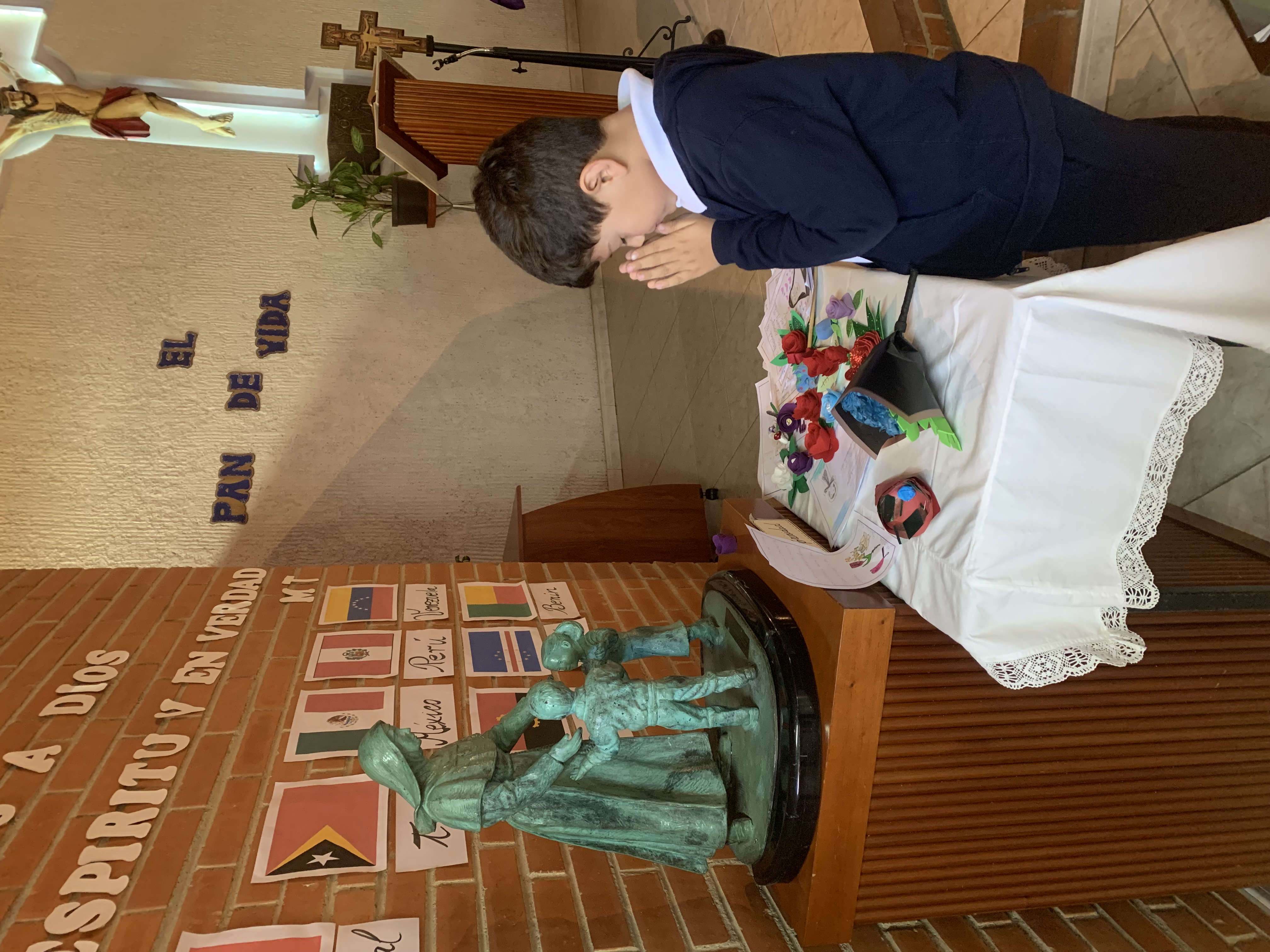 Una flor y un poema para Madre Trinidad