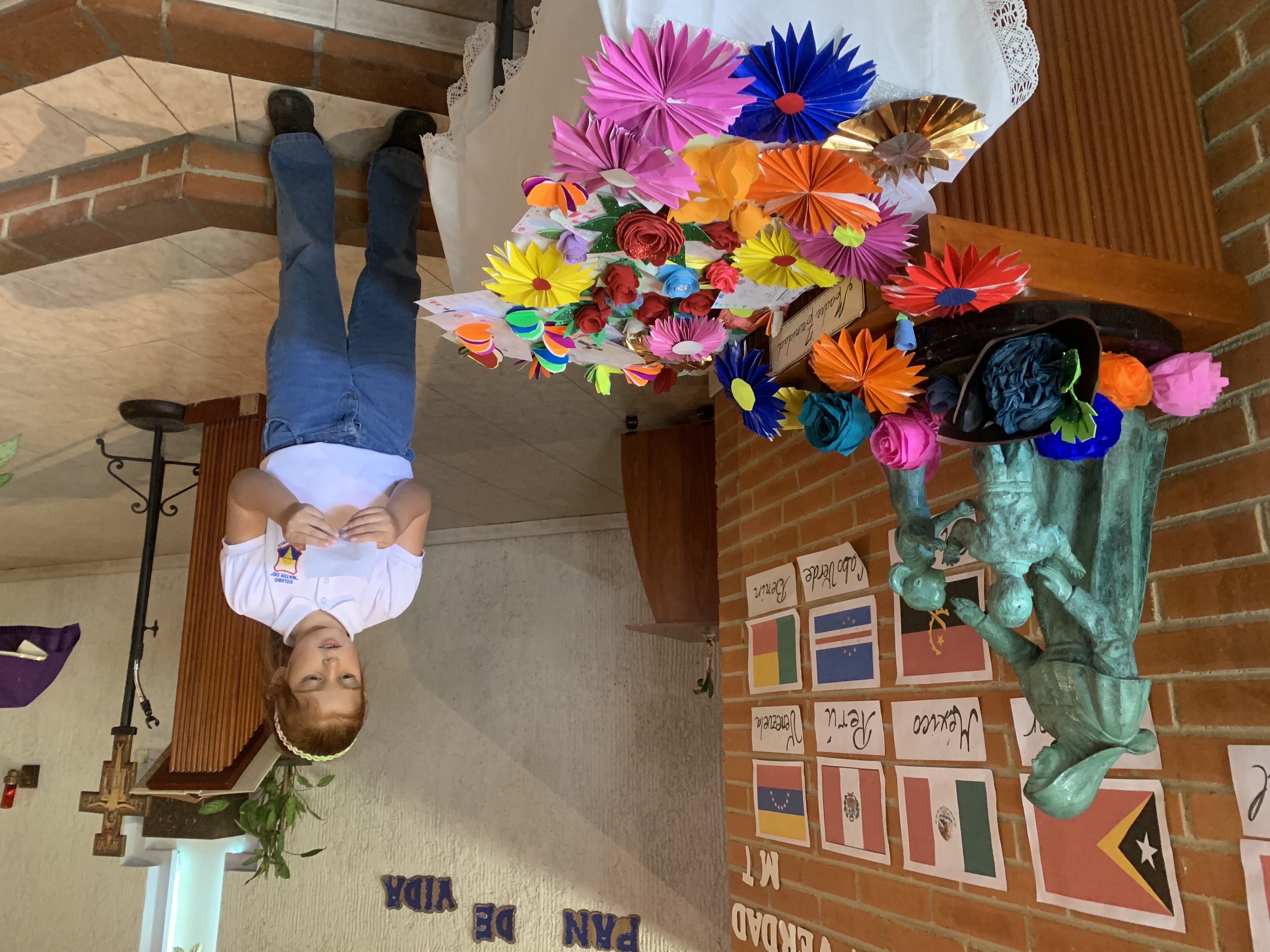 Una flor y un poema para Madre Trinidad