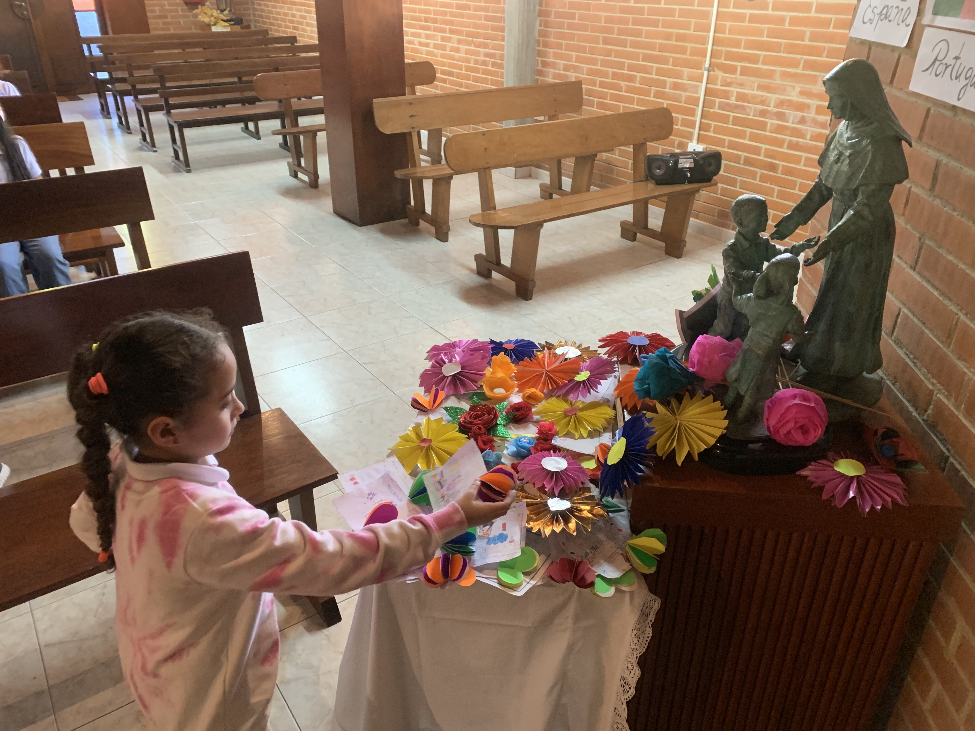 Una flor y un poema para Madre Trinidad