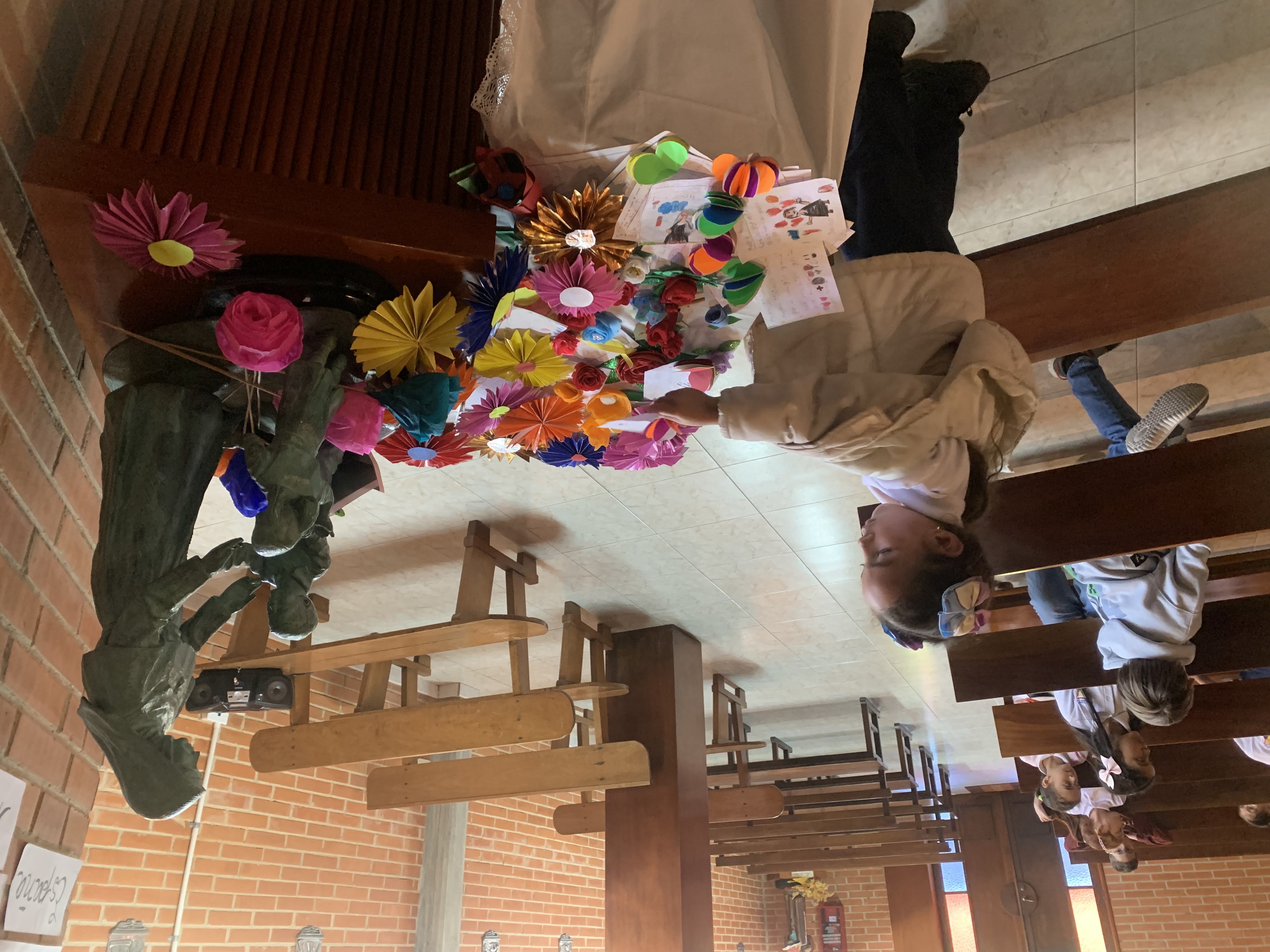 Una flor y un poema para Madre Trinidad