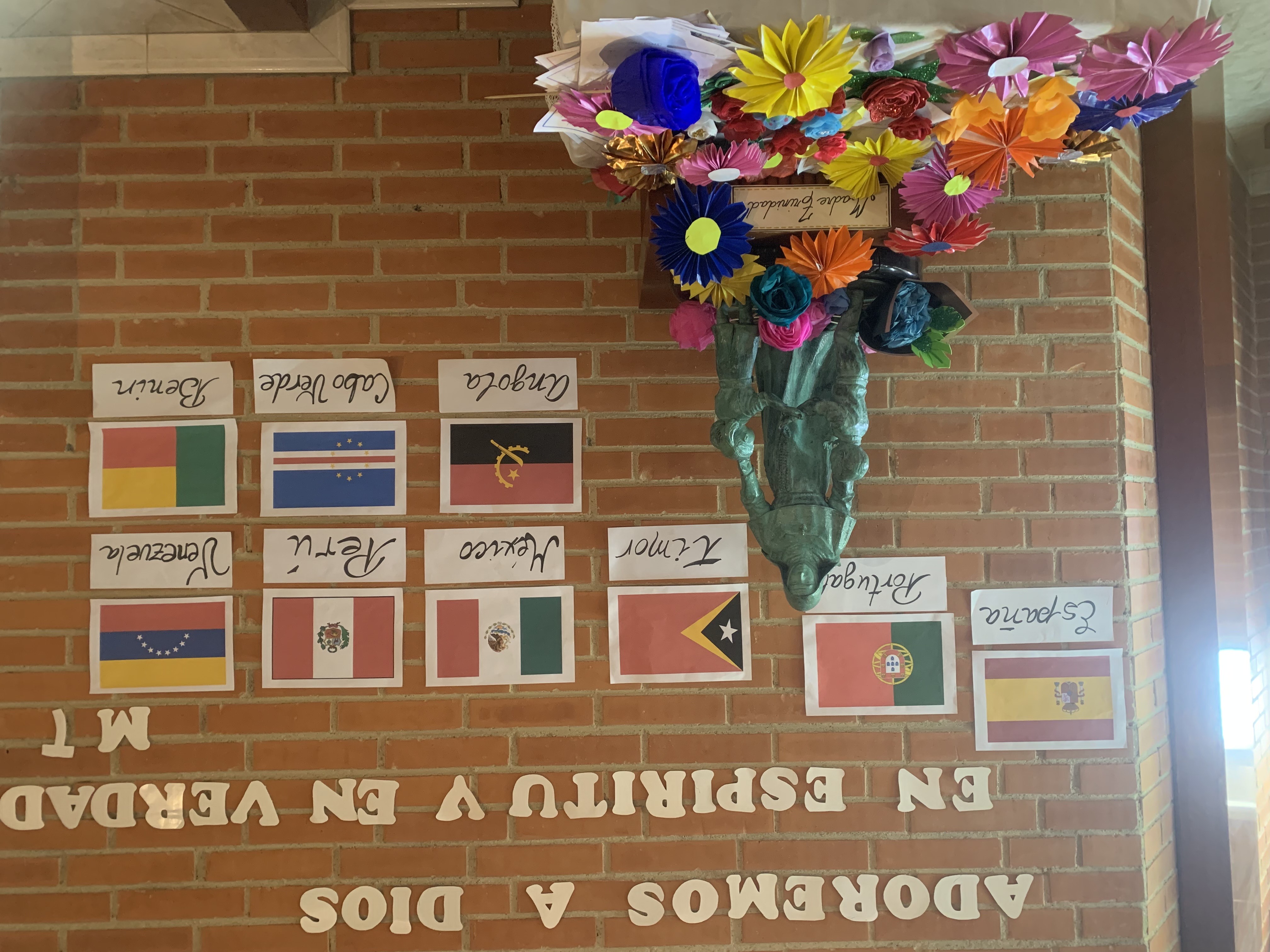 Una flor y un poema para Madre Trinidad