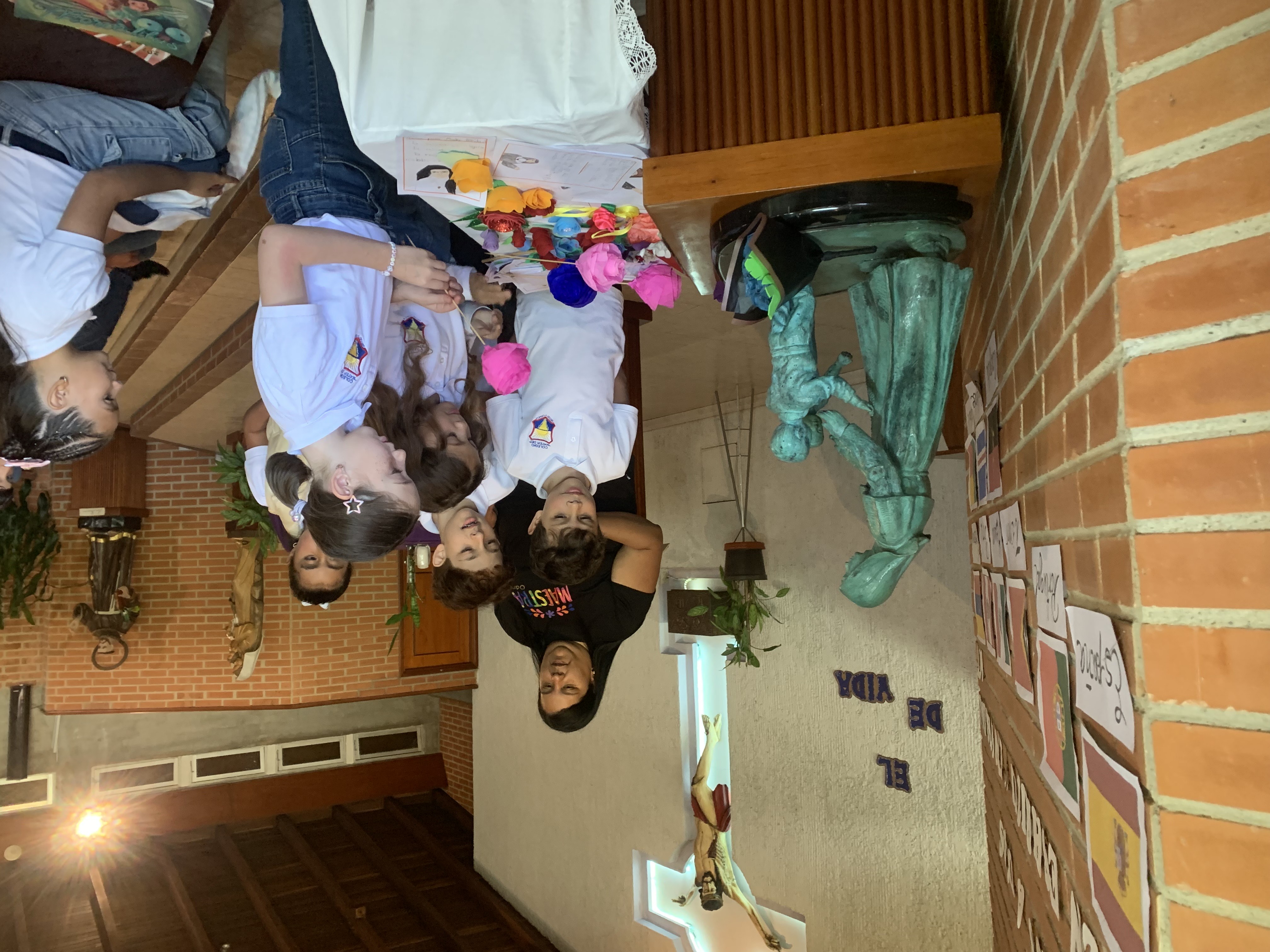 Una flor y un poema para Madre Trinidad