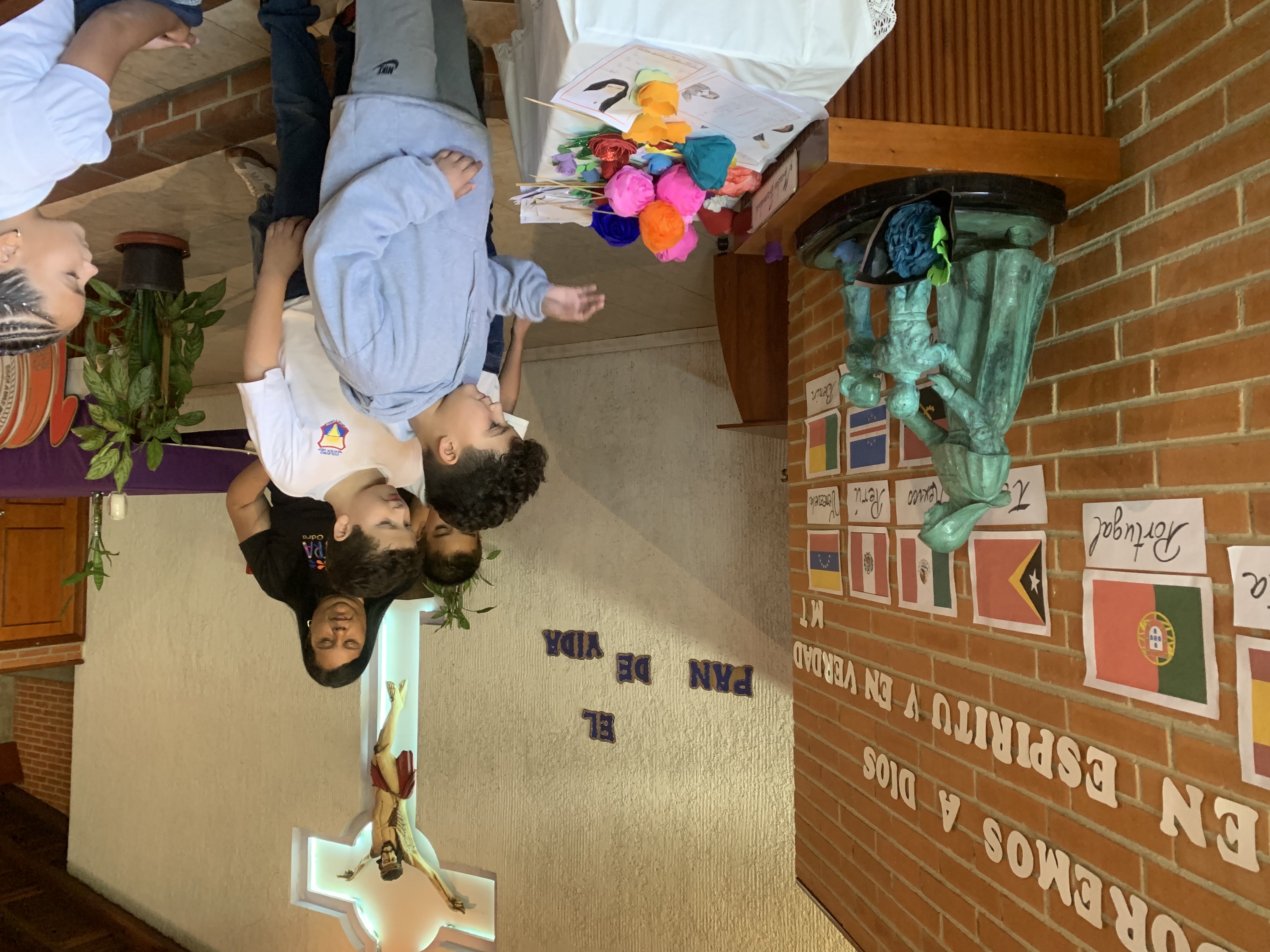 Una flor y un poema para Madre Trinidad